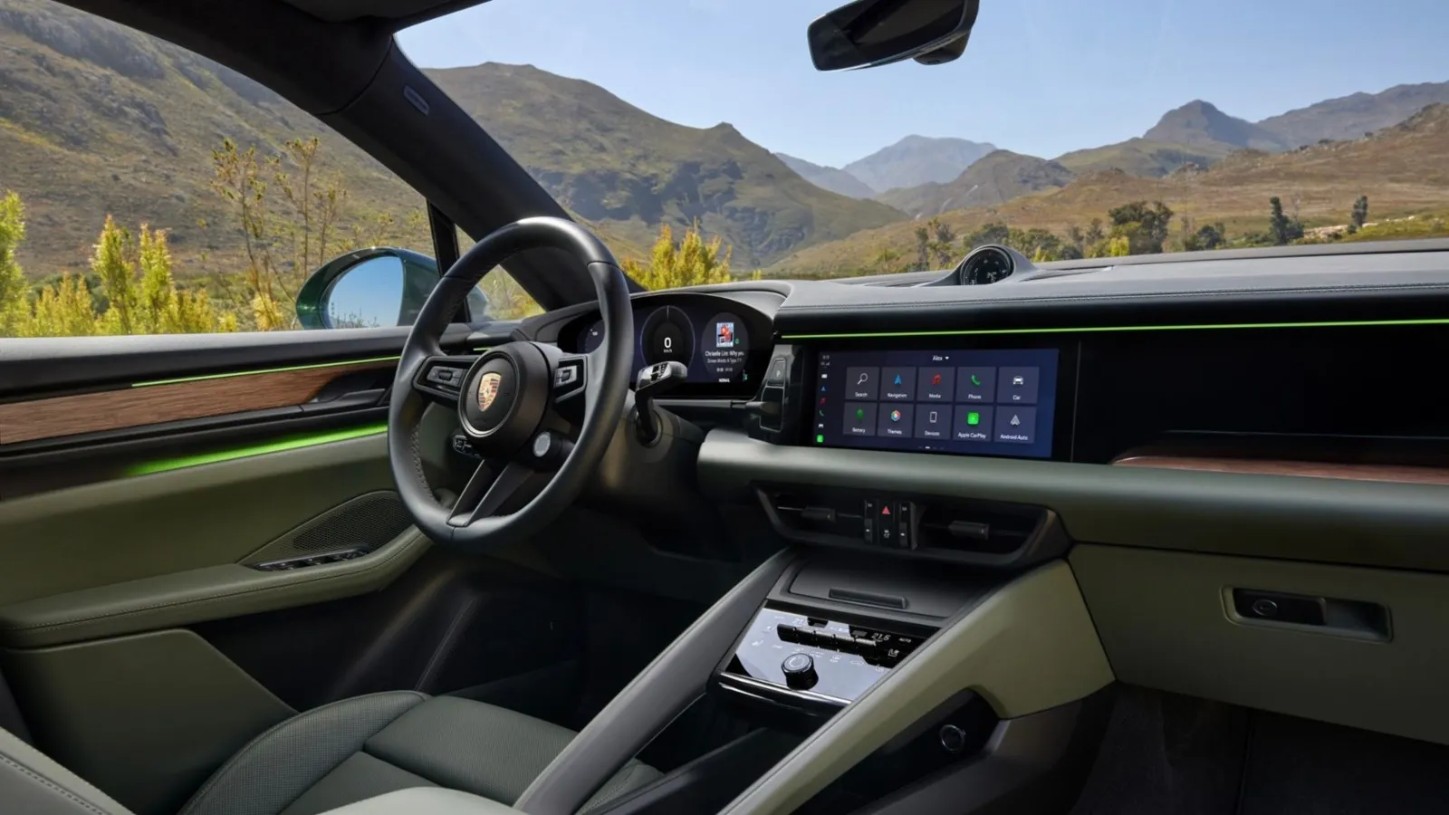 Im Cockpit erwartet die Fahrer:innen ein futuristisches Bedienkonzept mit nahtlos integrierten Displays und einem intuitiven Infotainment-System, das modernste Konnektivitätsfunktionen bietet.