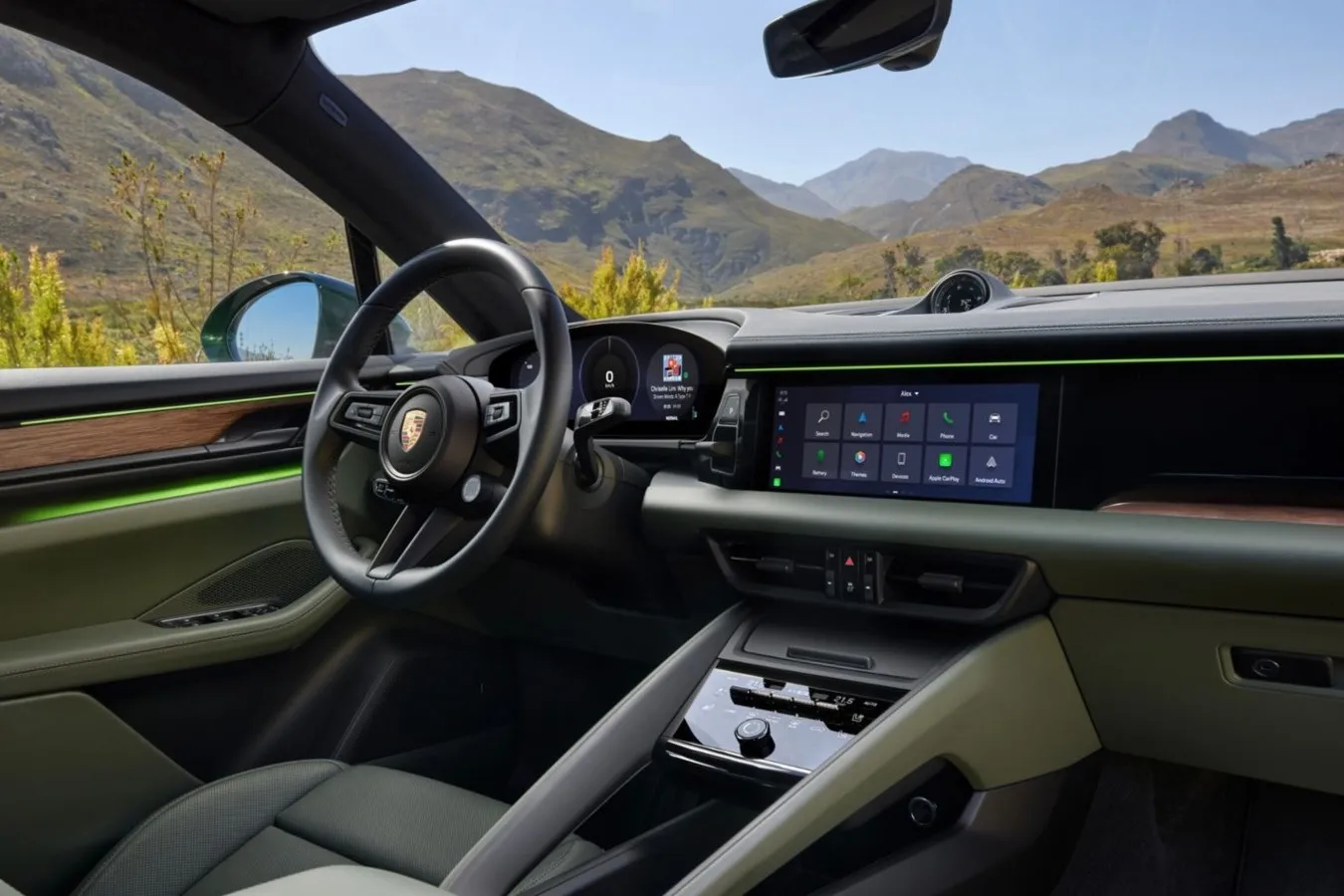 Im Cockpit erwartet die Fahrer:innen ein futuristisches Bedienkonzept mit nahtlos integrierten Displays und einem intuitiven Infotainment-System, das modernste Konnektivitätsfunktionen bietet.
