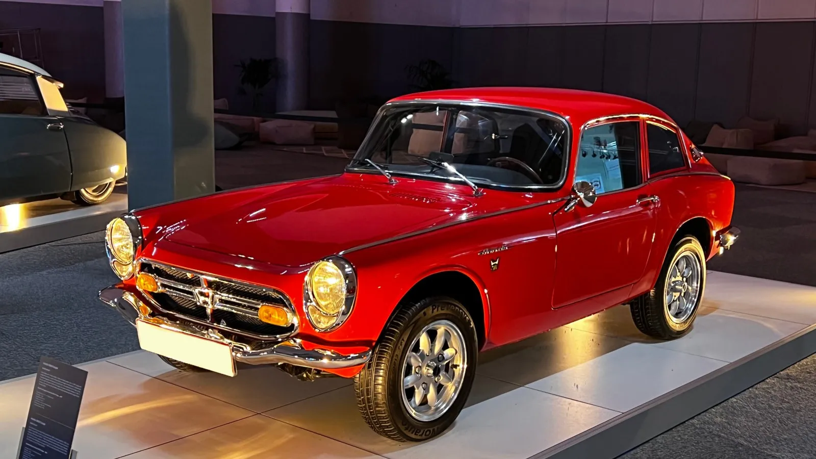Mit dem revolutionär drehfreudigen Mini-Sportwagen S800 startete Honda als erster japanischer Hersteller den Automobil-Vertrieb in Deutschland