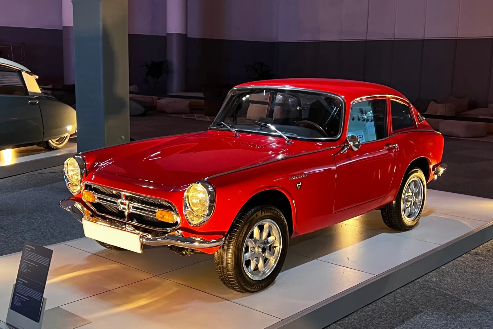 Mit dem revolutionär drehfreudigen Mini-Sportwagen S800 startete Honda als erster japanischer Hersteller den Automobil-Vertrieb in Deutschland