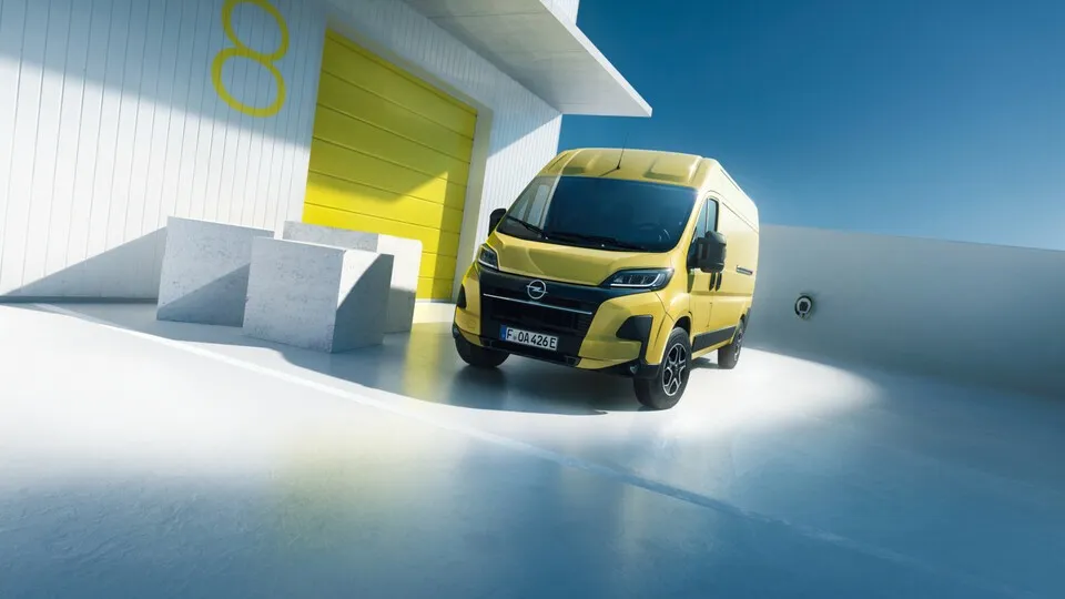 Im Motorraum des Movano Hydrogen werkelt ein 100 kW (150 PS) starker Elektromotor, der seine Energie von einer 45-kW-Brennstoffzelle bezieht.