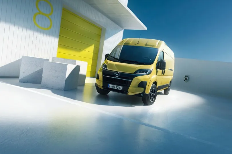 Im Motorraum des Movano Hydrogen werkelt ein 100 kW (150 PS) starker Elektromotor, der seine Energie von einer 45-kW-Brennstoffzelle bezieht.