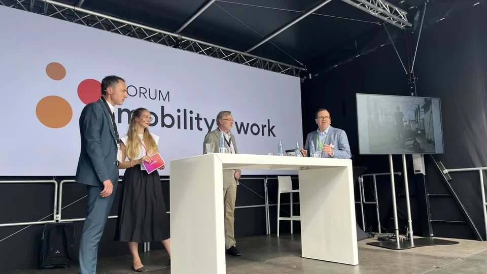 Das Programm des FORUM mobility & work gestaltete sich abwechslungsreich: Neben Panel-Talks, gab es Live-Interviews, Expertenvorträge, Workshops, Autotests, ein Fahrsicherheitstraining und eine Podcast-Aufzeichnung in Echtzeit. Gastgeber und bfp-Chefredakteur Clemens Noll-Velten (r.) diskutierte mit Dr. Mirko-Daniel Hoppe (IHK Hannover, l.), Melanie Dahms (Mobilitätsmanagerin bei der enercity AG) sowie Dr. Frank-Peter Ahlers (HWK Hannover) über nachhaltige Mobilität.