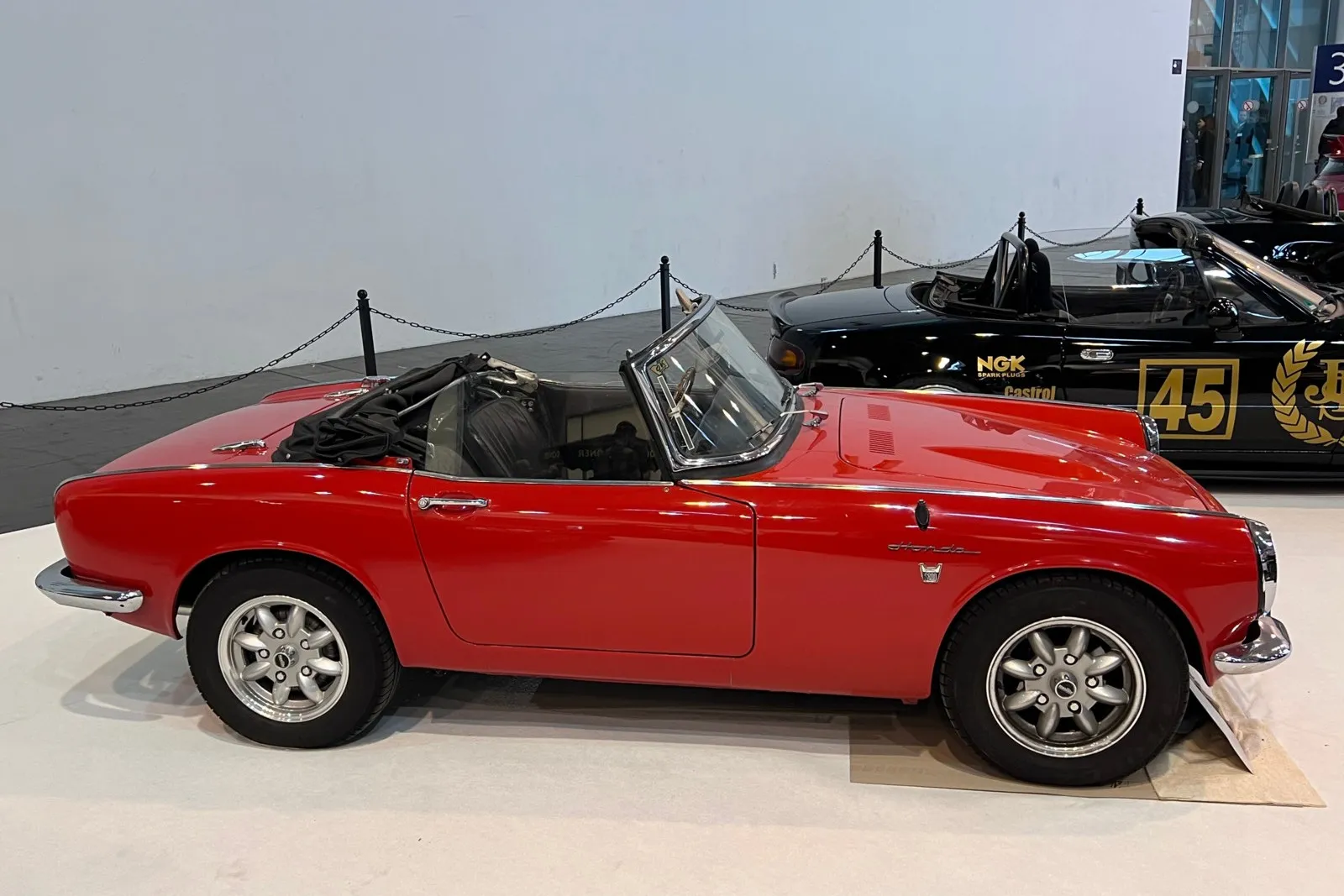 Auch als Roadster toppte der rassige, aber teure Honda S800 die Fahrleistungen aller Konkurrenten. Der sensationell drehfreudige und robuste Motor machte den Unterschied