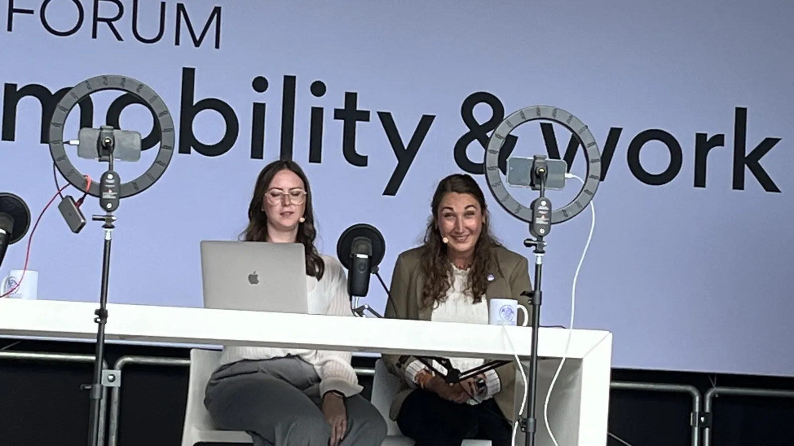 Als „digitale Spur“, die das Fahrzeug hinterlässt und die Fuhrparkmanager in Echtzeit aufnehmen, beschreibt Jennifer Smoch (re.) als Anwältin, Geschäftsführerin der Kreishandwerkerschaft Harburg und Host des Podcasts „Werken mit Recht“ die Fahrzeugortung auf der Mainstage des FORUMS. Mit Kollegin und Co-Host Kim Cleve, Stellvertretende Geschäftsführerin der Kreishandwerkerschaft Braunschweig, zeichnete sie einen Live-Podcast zum Verhältnis von Datenschutz und Dienstwagen auf.