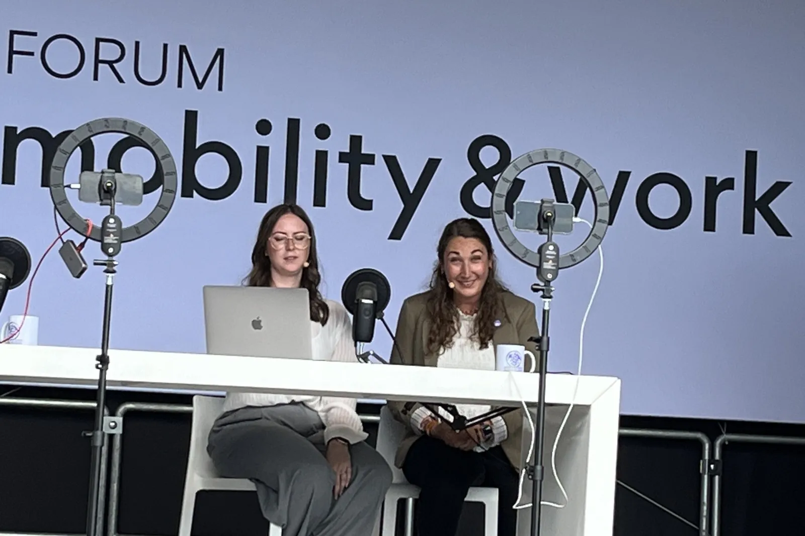 Als „digitale Spur“, die das Fahrzeug hinterlässt und die Fuhrparkmanager in Echtzeit aufnehmen, beschreibt Jennifer Smoch (re.) als Anwältin, Geschäftsführerin der Kreishandwerkerschaft Harburg und Host des Podcasts „Werken mit Recht“ die Fahrzeugortung auf der Mainstage des FORUMS. Mit Kollegin und Co-Host Kim Cleve, Stellvertretende Geschäftsführerin der Kreishandwerkerschaft Braunschweig, zeichnete sie einen Live-Podcast zum Verhältnis von Datenschutz und Dienstwagen auf.