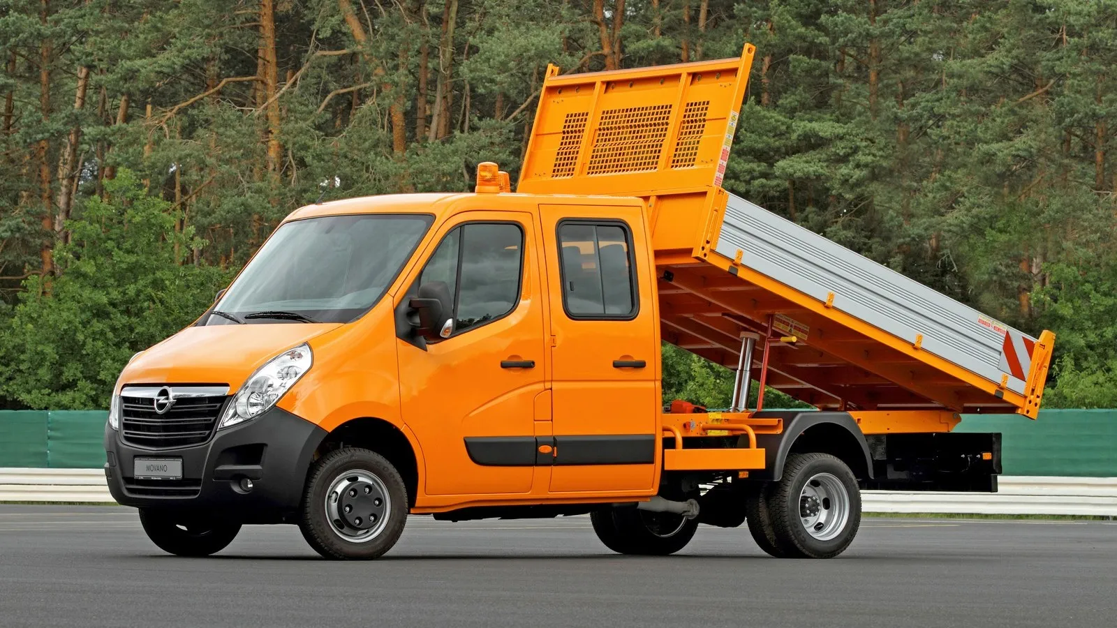 Conversions2Go: Opel Movano three-way tipper with all-wheel drive by Oberaigner.