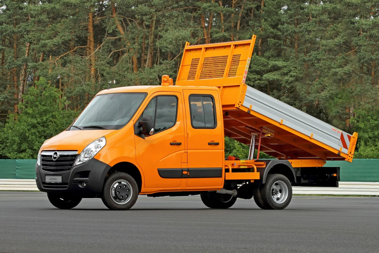 Conversions2Go: Opel Movano three-way tipper with all-wheel drive by Oberaigner.