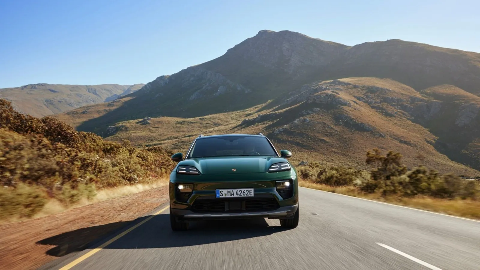 Der Porsche Macan 2024 kombiniert ikonische Sportlichkeit mit modernen Akzenten wie einer klar definierten Frontpartie und markanten LED-Leuchten.