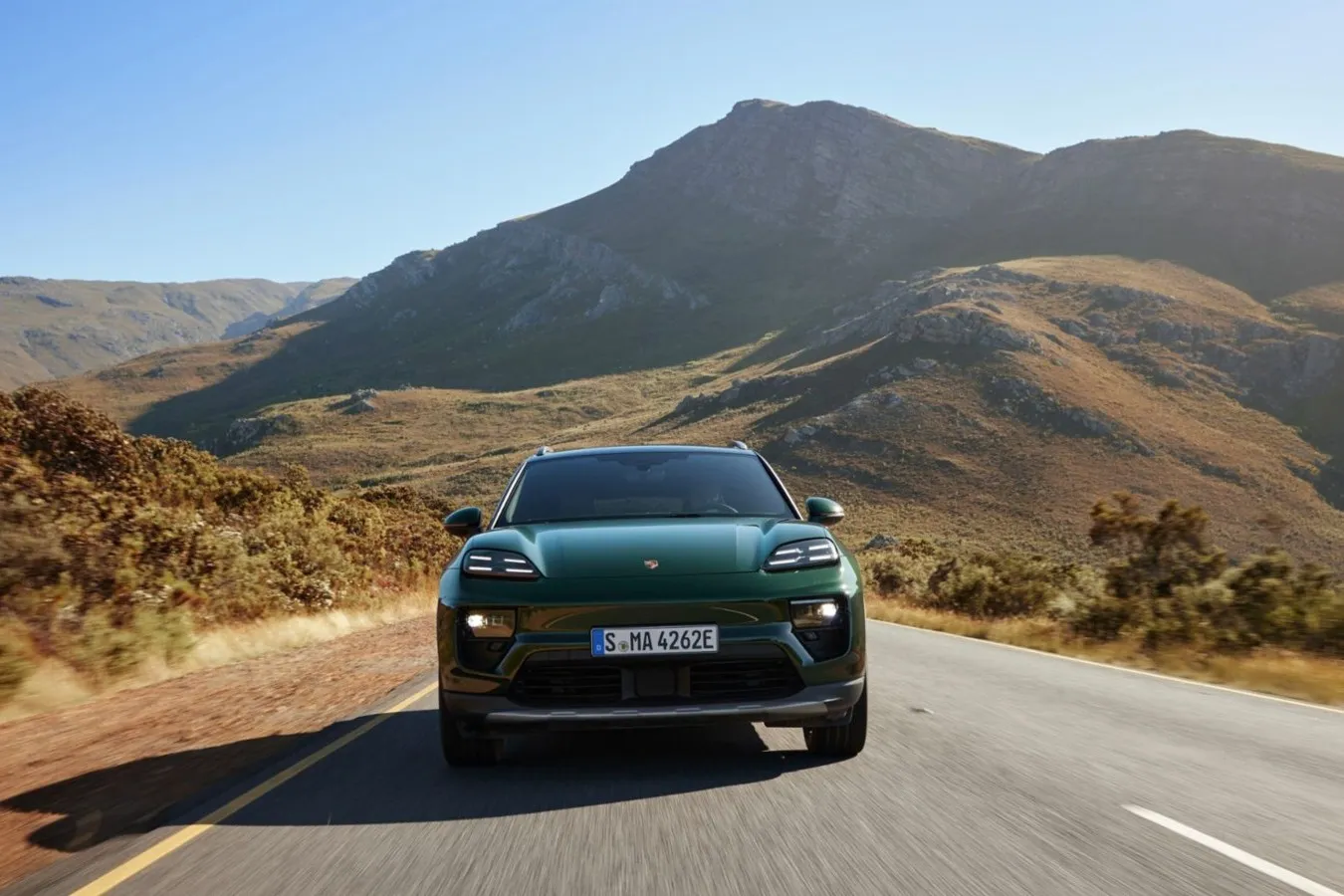 Der Porsche Macan 2024 kombiniert ikonische Sportlichkeit mit modernen Akzenten wie einer klar definierten Frontpartie und markanten LED-Leuchten.