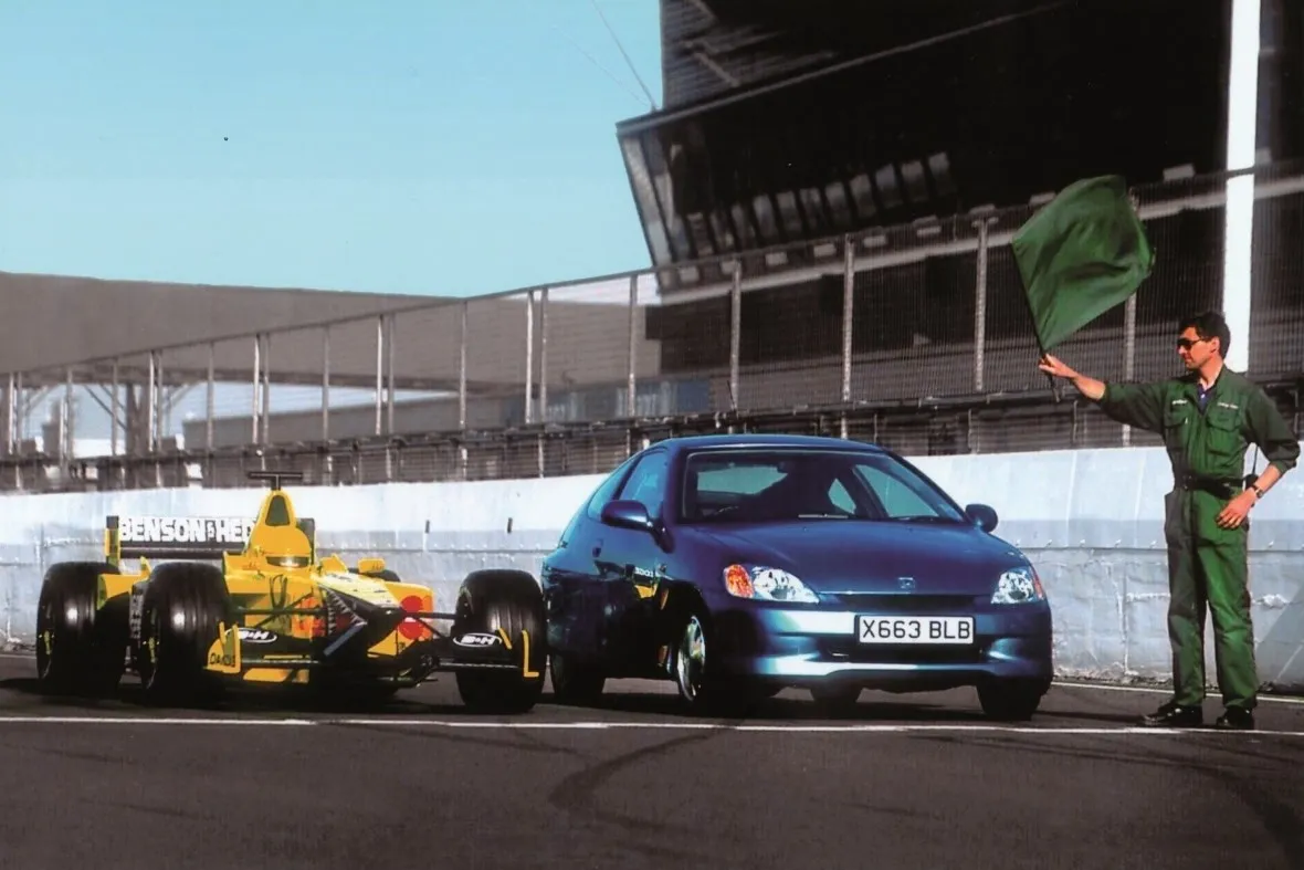Auch der Start ins Hybridzeitalter war 1999 sportlich  Honda Insight Hybrid versus F1-Renner Jordan Honda EJ11 in Silverstone