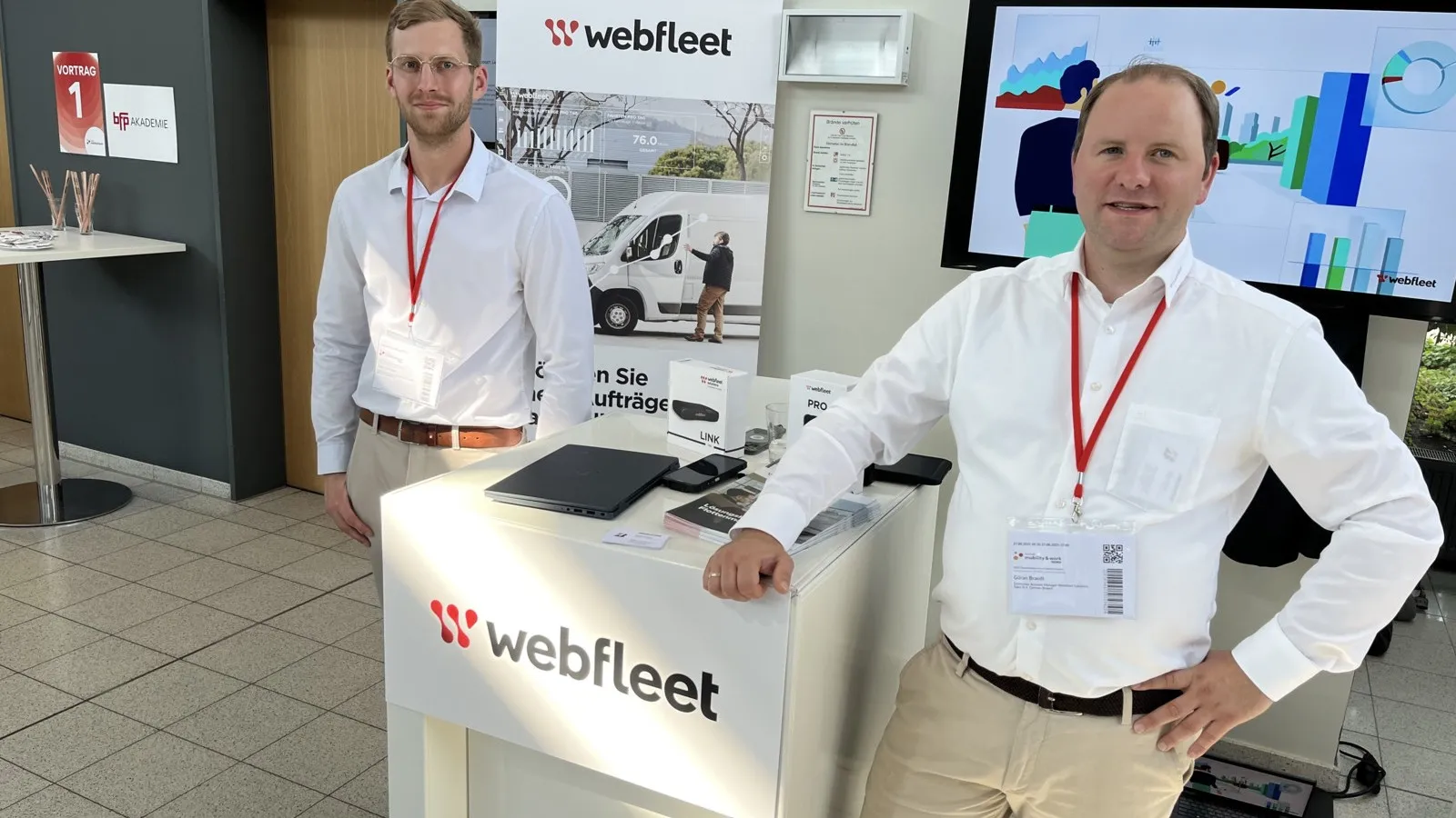 Robin Krichbaum (l.) und Göran Braedt, beide Enterprise Account Manager bei Webfleet Solutions, standen zu den Mobilitätsservices der Bridgestone-Tochter Rede und Antwort. Im Gepäck hatten sie die Kommunikationshelfer „Webfleet Link“ und „Webfleet Pro“ für ein Echtzeit-­Feedback zwischen Disponent und Fahrer.