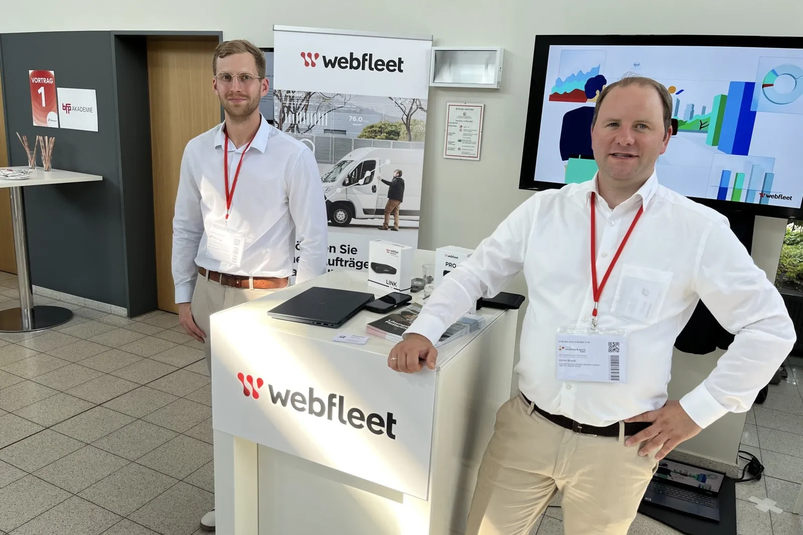 Robin Krichbaum (l.) und Göran Braedt, beide Enterprise Account Manager bei Webfleet Solutions, standen zu den Mobilitätsservices der Bridgestone-Tochter Rede und Antwort. Im Gepäck hatten sie die Kommunikationshelfer „Webfleet Link“ und „Webfleet Pro“ für ein Echtzeit-­Feedback zwischen Disponent und Fahrer.