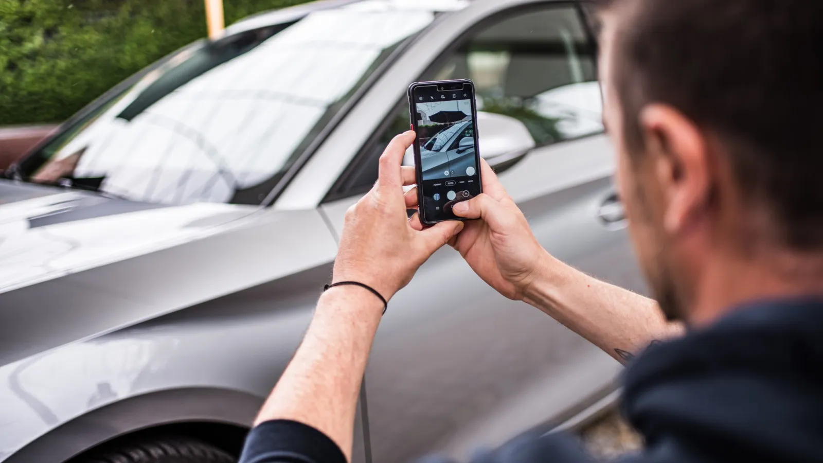 1. Nach der Schadenmeldung durch den Fahrer via Telefon oder Online-Kontaktformular erstellt der Monteur vor Ort einen Vorschadenbericht mit Foto des Schadens und Angaben zum Firmenwagen wie Modell und Baujahr.