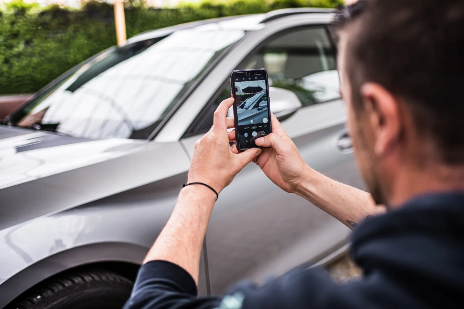 1. Nach der Schadenmeldung durch den Fahrer via Telefon oder Online-Kontaktformular erstellt der Monteur vor Ort einen Vorschadenbericht mit Foto des Schadens und Angaben zum Firmenwagen wie Modell und Baujahr.