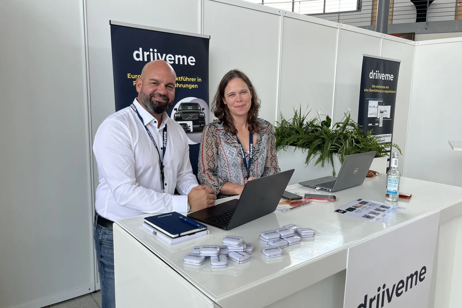 Anna Dünhölter (Country Managerin Deutschland) und Christian Drießen (Head of Sales Deutschland) freuten sich über die guten Kontakte auf dem FORUM. Mit der Deutschlandtochter des französischen Überführungsdienstes nehmen beide auch Flotten ins Visier. Bei Bedarf beinhaltet die Bereitstellung des neuen Dienstwagens auch die Fahrzeugunterweisung.