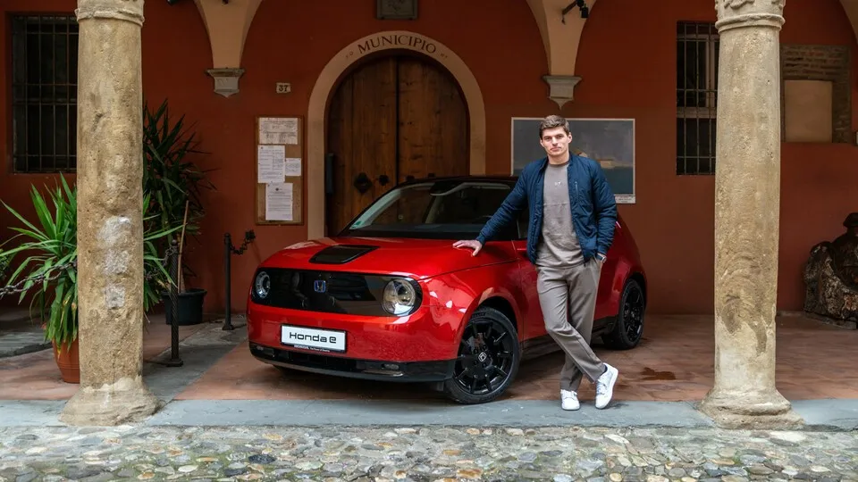 Der vollelektrische Honda e wurde 2021 auch von Markenbotschafter und Formel-1-Weltmeister Max Verstappen beworben, kam aber nur in kleiner Auflage nach Deutschland