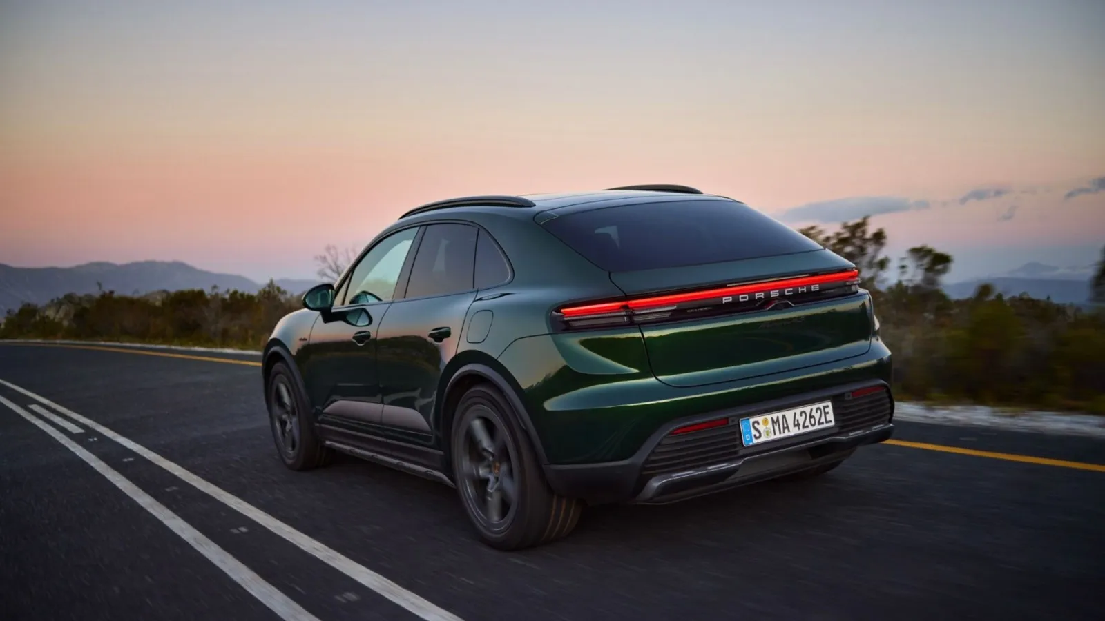 Die fließende Flyline und das durchgängige Leuchtband am Heck verleihen dem SUV eine dynamische und elegante Ausstrahlung.