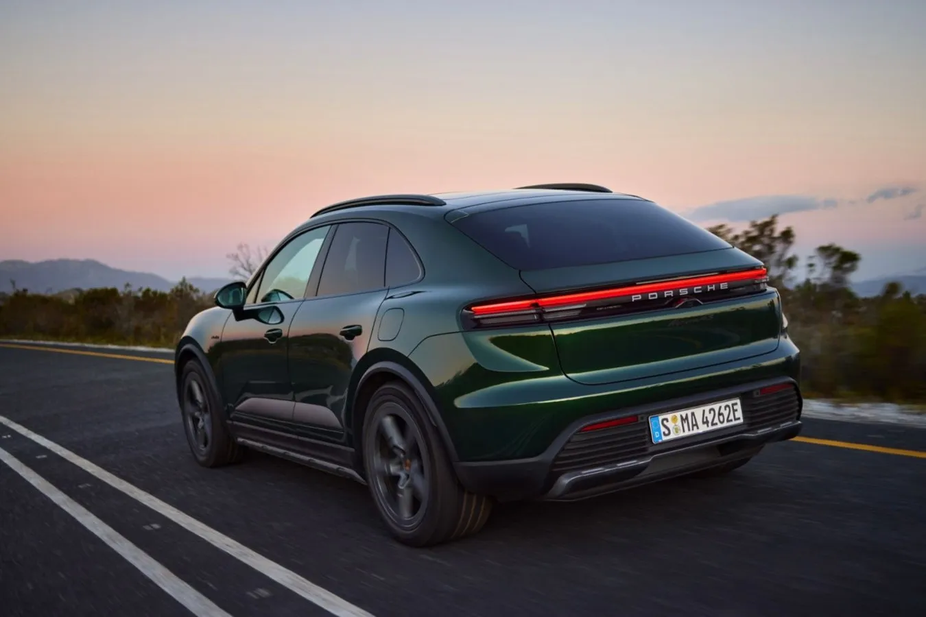 Die fließende Flyline und das durchgängige Leuchtband am Heck verleihen dem SUV eine dynamische und elegante Ausstrahlung.