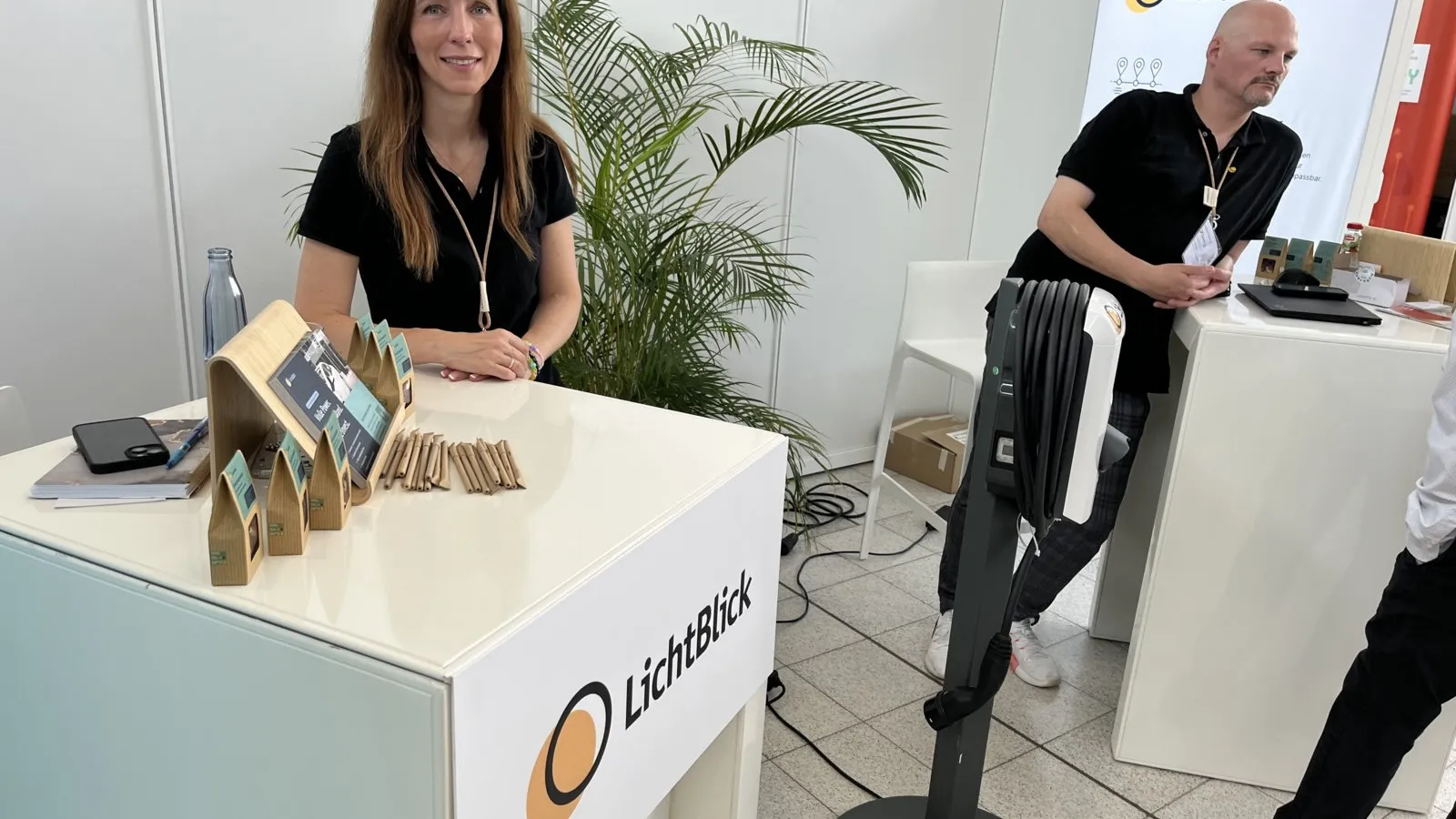 „Wir erreichen auf dem FORUM mobility & work unsere Zielgruppe. Mit der Wallbox und dem Abrechnungsservice richtet sich das Lichtblick-Angebot an den gewerblichen Betrieb mit Elektrofahrzeugen in der Flotte. Auf dem Event kommen wir sehr gut ins Gespräch mit den potenziellen Kunden“, so Alice Werdier, Partner Manager Sales, Lichtblick eMobility.
