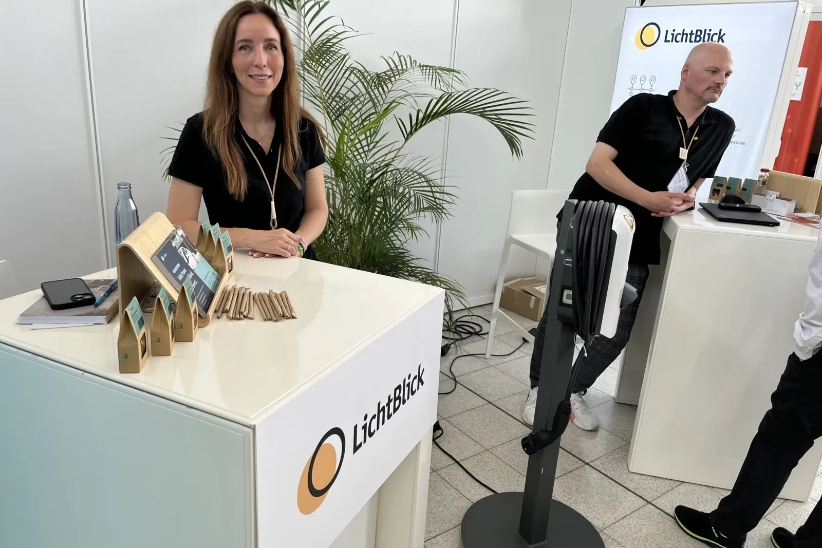 „Wir erreichen auf dem FORUM mobility & work unsere Zielgruppe. Mit der Wallbox und dem Abrechnungsservice richtet sich das Lichtblick-Angebot an den gewerblichen Betrieb mit Elektrofahrzeugen in der Flotte. Auf dem Event kommen wir sehr gut ins Gespräch mit den potenziellen Kunden“, so Alice Werdier, Partner Manager Sales, Lichtblick eMobility.