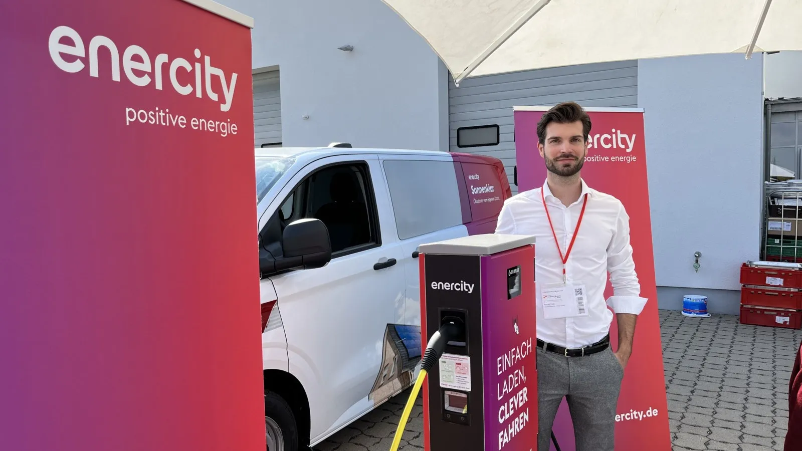Sascha Vasic: „Mit unseren Lösungen bieten wir gewerblichen Kunden ein 360-Grad-Ladepaket. Davon können wir die Interessierten auch hier überzeugen“, ist sich der Vertriebsingenieur der enercity AG sicher.  Mit der „easyGo App“ sei das Finden von Ladesäulen und die Abrechnung unkompliziert.