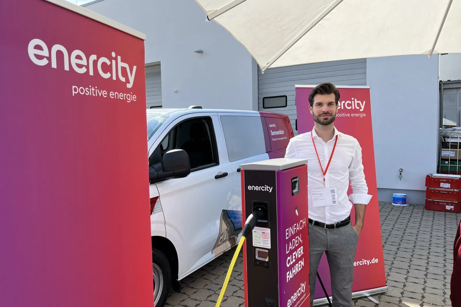 Sascha Vasic: „Mit unseren Lösungen bieten wir gewerblichen Kunden ein 360-Grad-Ladepaket. Davon können wir die Interessierten auch hier überzeugen“, ist sich der Vertriebsingenieur der enercity AG sicher.  Mit der „easyGo App“ sei das Finden von Ladesäulen und die Abrechnung unkompliziert.