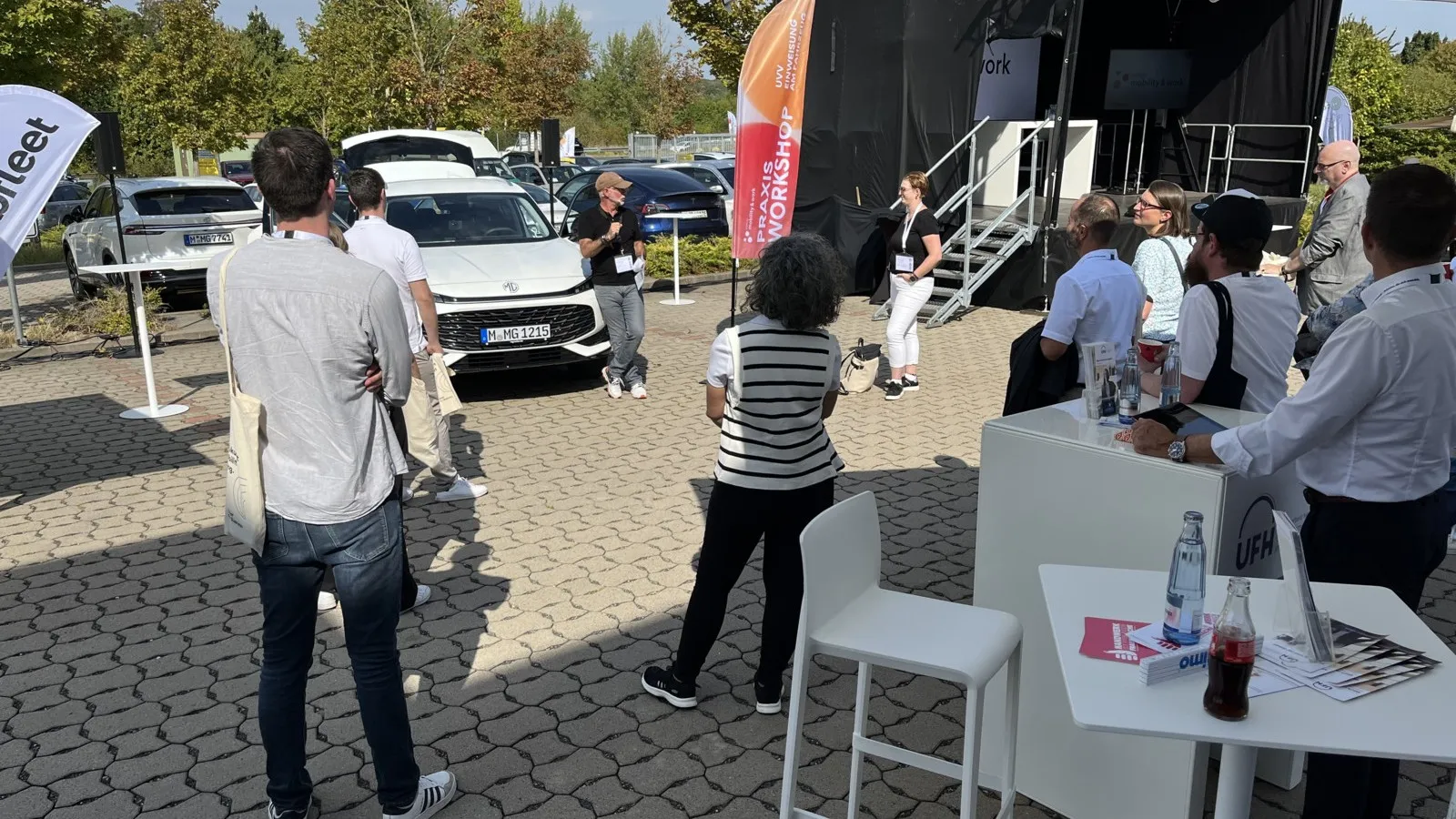 Michael Schulz, Fuhrparkmanager der Wuppertaler Stadtwerke (mit der Kappe und lässig an das MG-Fahrzeug gelehnt), zeigte in mehreren Workshops, wie man Mitarbeiterinnen und Mitarbeiter in den sicheren Gebrauch von Dienstfahrzeugen gemäß der Unfallverhütungsvorschrift einweist.
