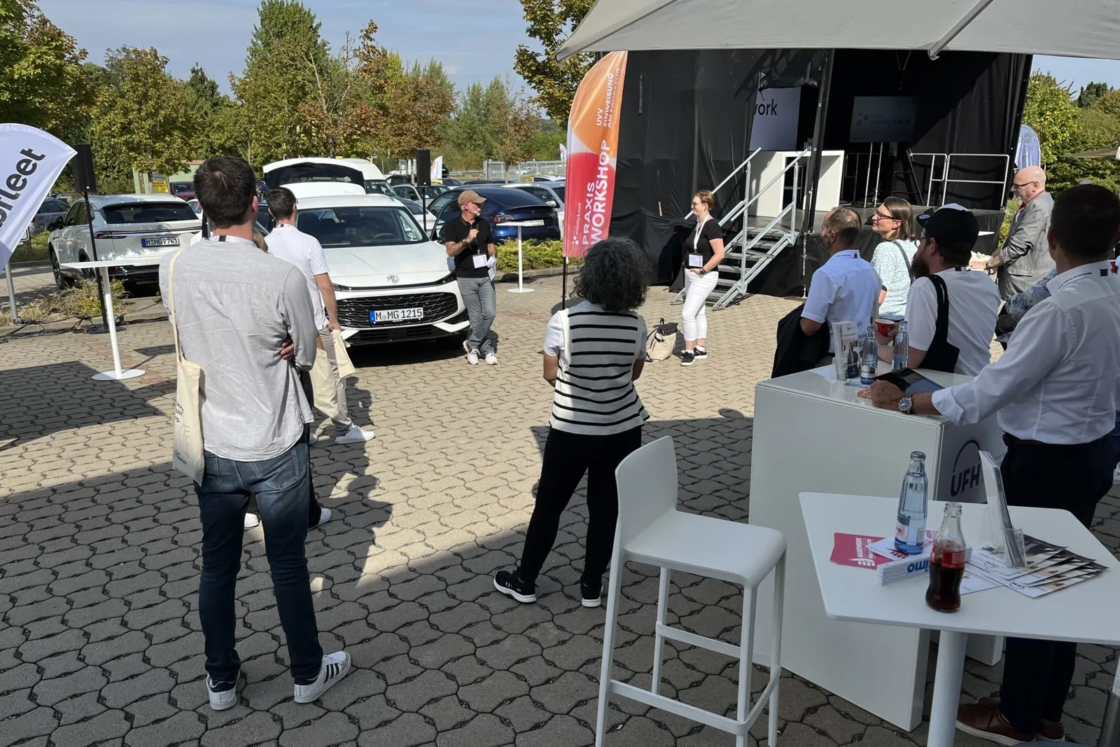 Michael Schulz, Fuhrparkmanager der Wuppertaler Stadtwerke (mit der Kappe und lässig an das MG-Fahrzeug gelehnt), zeigte in mehreren Workshops, wie man Mitarbeiterinnen und Mitarbeiter in den sicheren Gebrauch von Dienstfahrzeugen gemäß der Unfallverhütungsvorschrift einweist.
