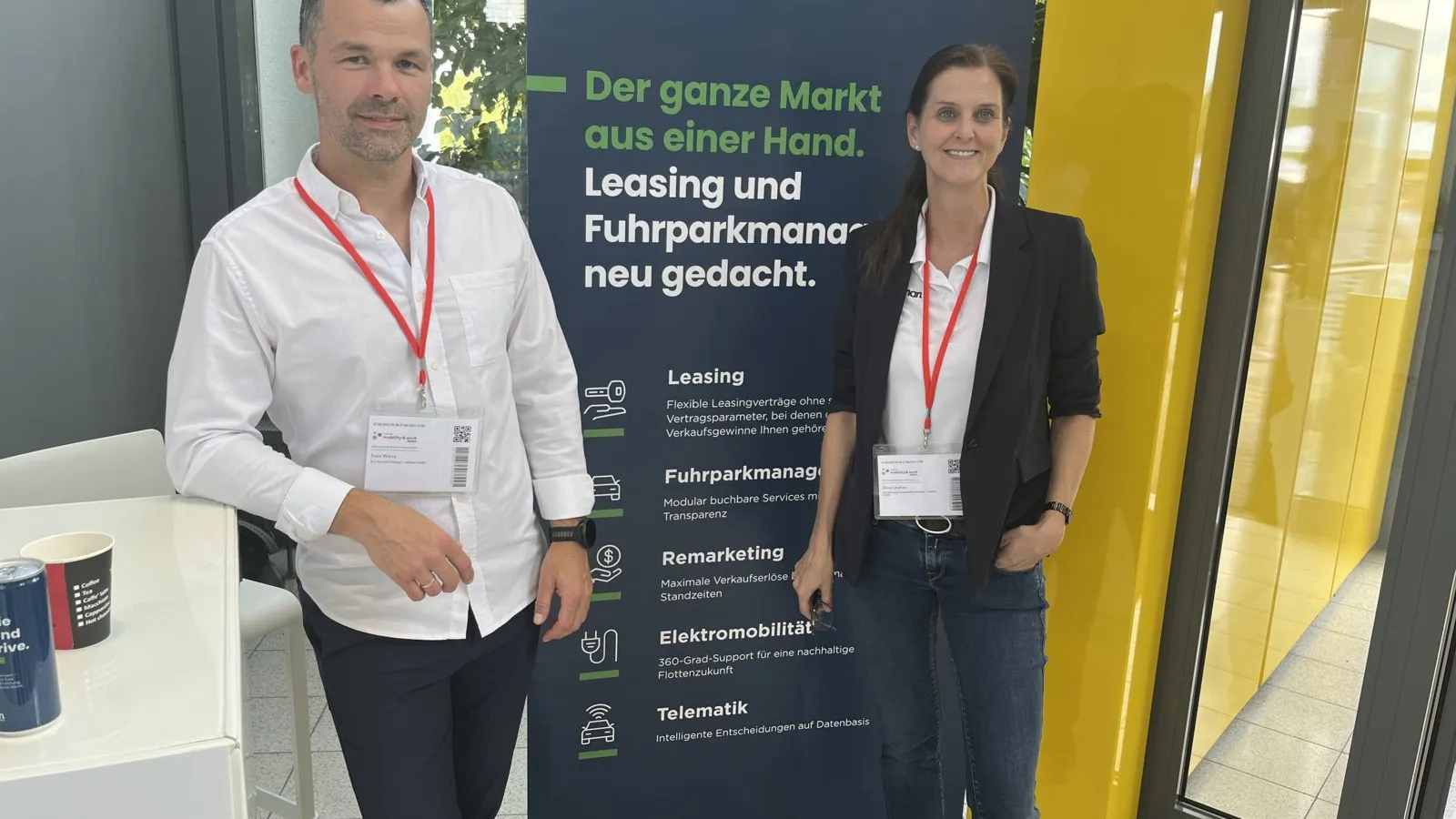Sven Werra, Key Account Manager, und Diana Leufkes, Sales Manager Region Nord, von Holman Deutschland freuten sich über eine Pole Position – den Standplatz direkt im Empfangsbereich. Die Zusammenarbeit mit dem US-amerikanischen Anbieter von Flottenmanagement und -leasing startet ab einem Fuhrpark von 50 (Nfz) bzw. 200 Fahrzeugen (Pkw).