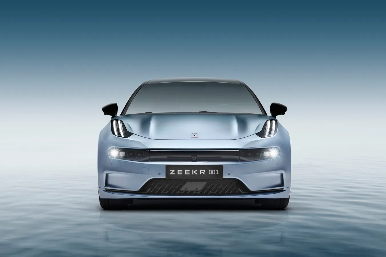 Das Design des ZEEKR 001 beeindruckt mit einer eleganten, coupéartigen Silhouette und futuristischen Details.