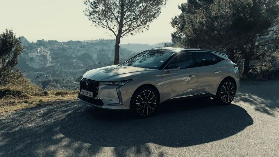 Der neue DS4 ist ein klassisches kompaktes Schrägheck garniert mit SUV-Elementen.