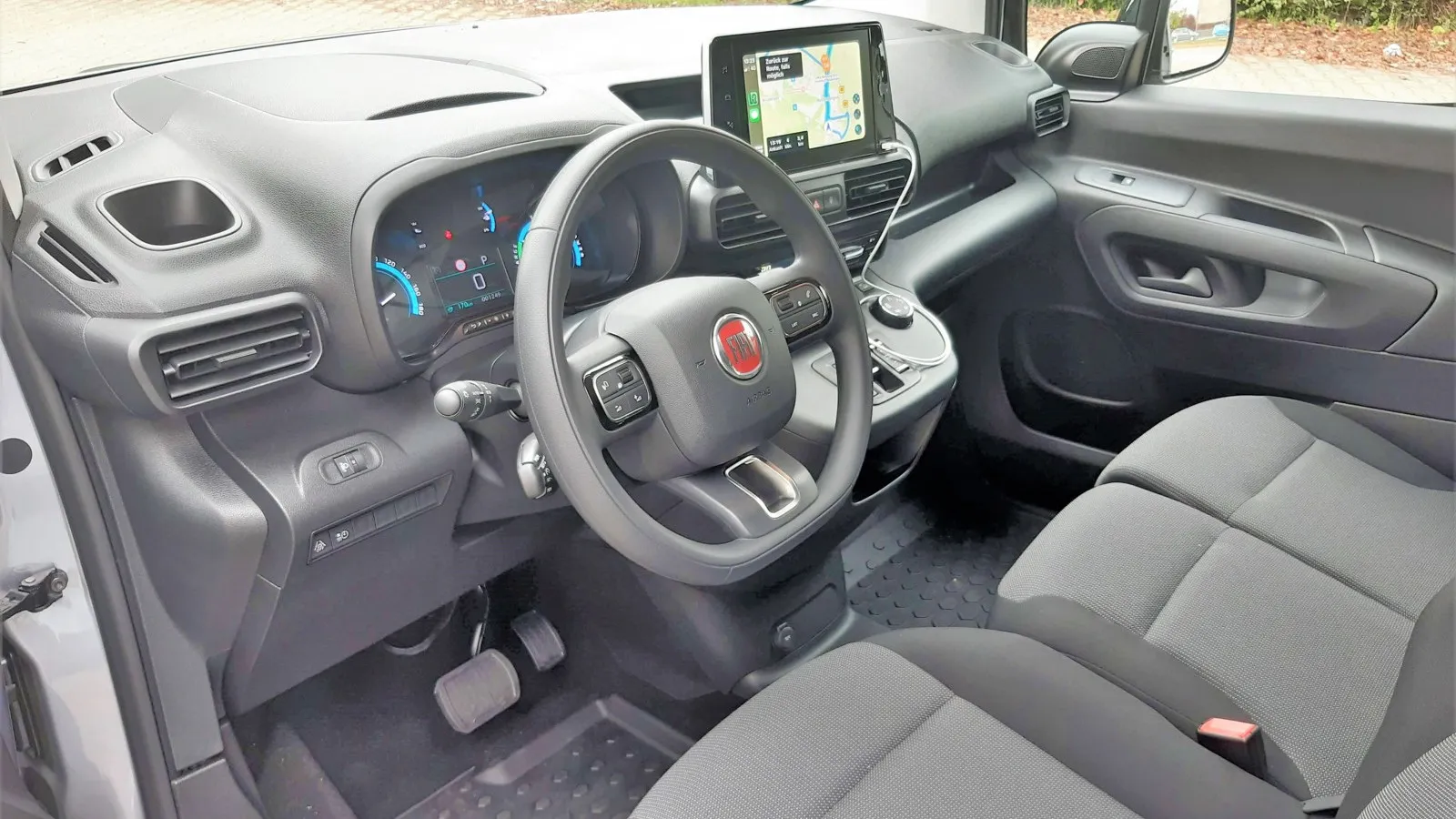 Funktionaler Innenraum, das 8-Zoll-Display mit Navi ist optional im neuen Fiat Doblo.