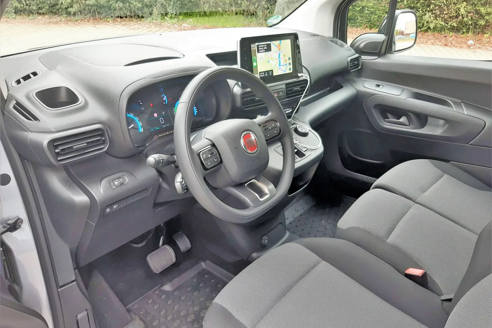 Funktionaler Innenraum, das 8-Zoll-Display mit Navi ist optional im neuen Fiat Doblo.