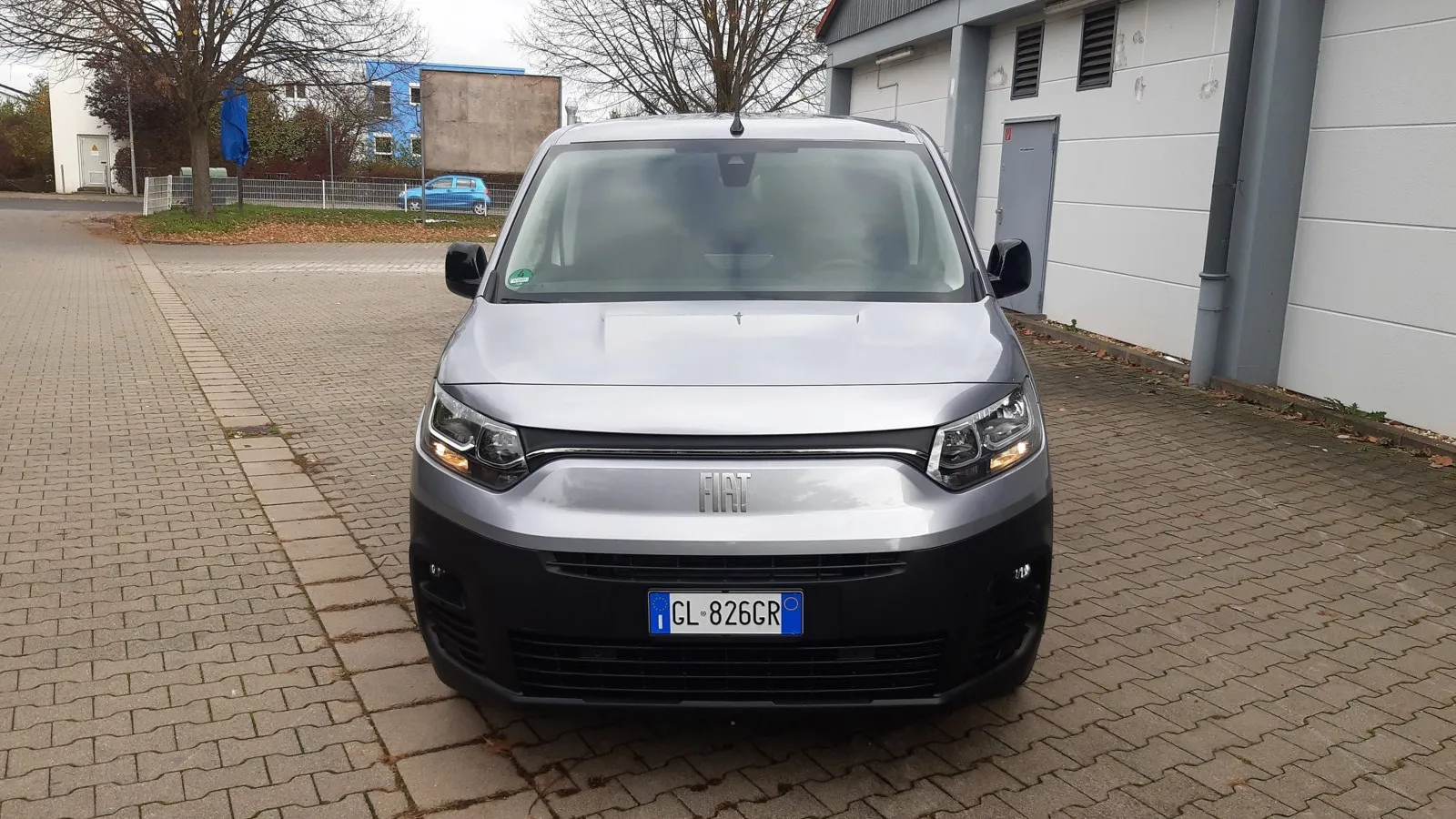 Den Doblo gibt es auch elektrisch: Im Vergleich zu den Verbrenner-Versionen leicht geänderte untere Frontpartie beim E-Doblo Van.