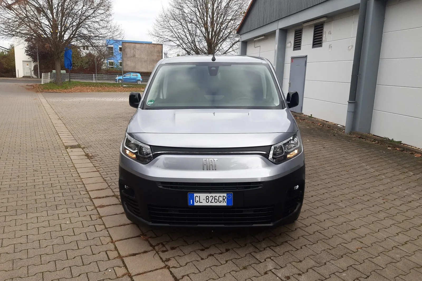 Den Doblo gibt es auch elektrisch: Im Vergleich zu den Verbrenner-Versionen leicht geänderte untere Frontpartie beim E-Doblo Van.