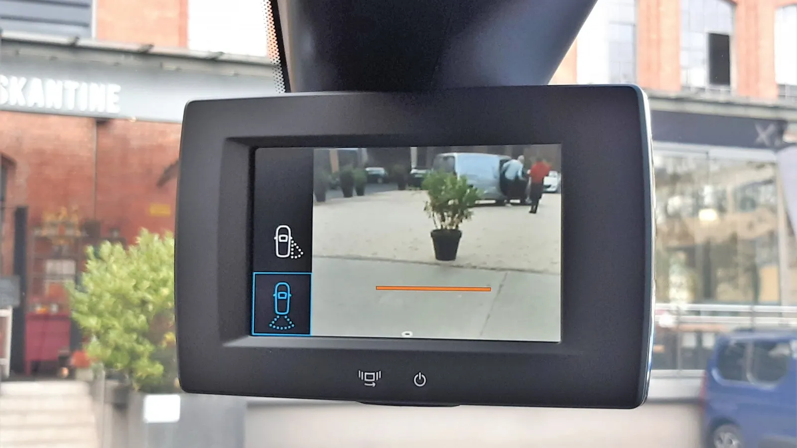 Digitaler Innenspiegel „Magic Mirror“ für 1.000 Euro als sinnvolle Zusatzausstattung im neuen Kompakttransporter von Fiat.
