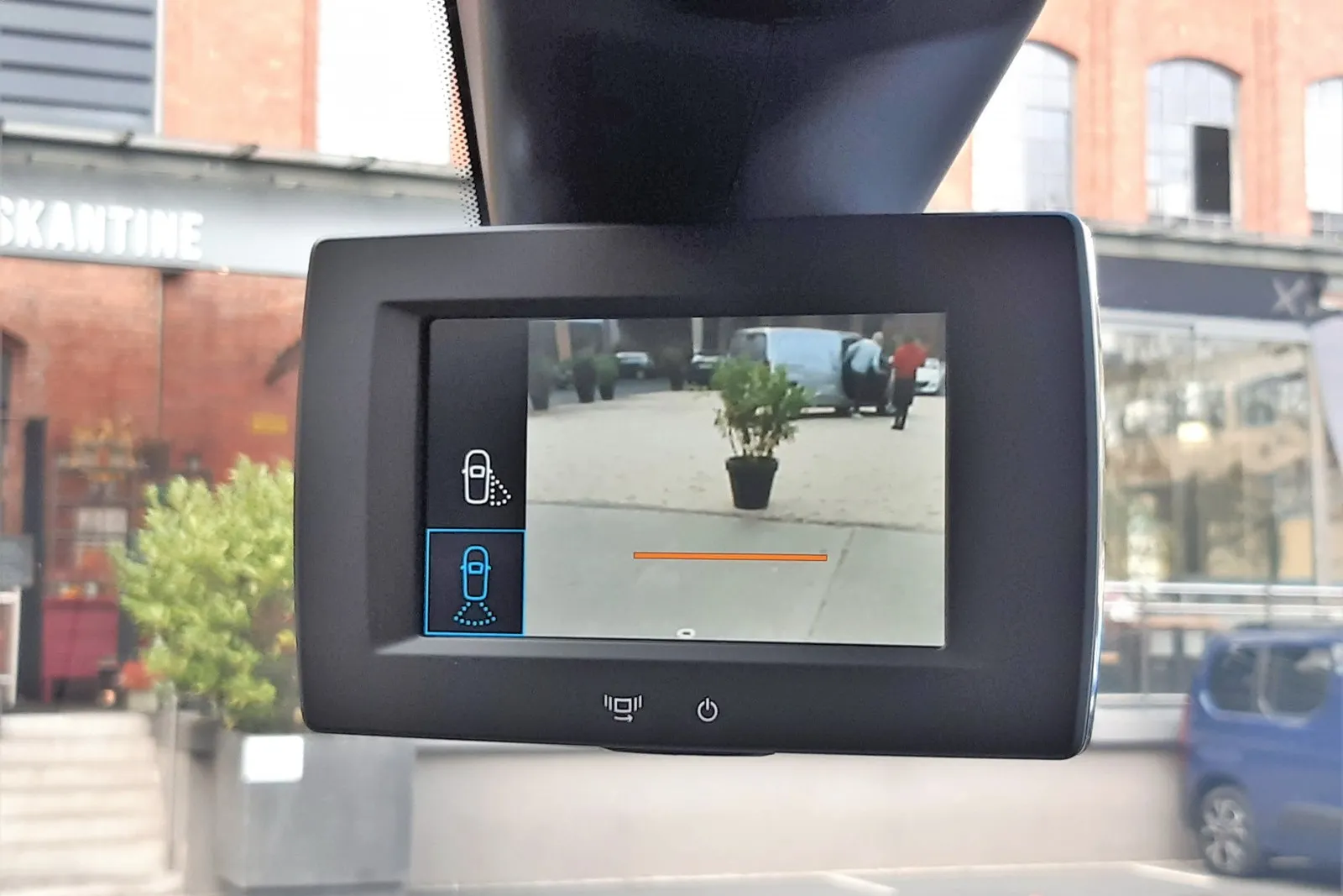 Digitaler Innenspiegel „Magic Mirror“ für 1.000 Euro als sinnvolle Zusatzausstattung im neuen Kompakttransporter von Fiat.