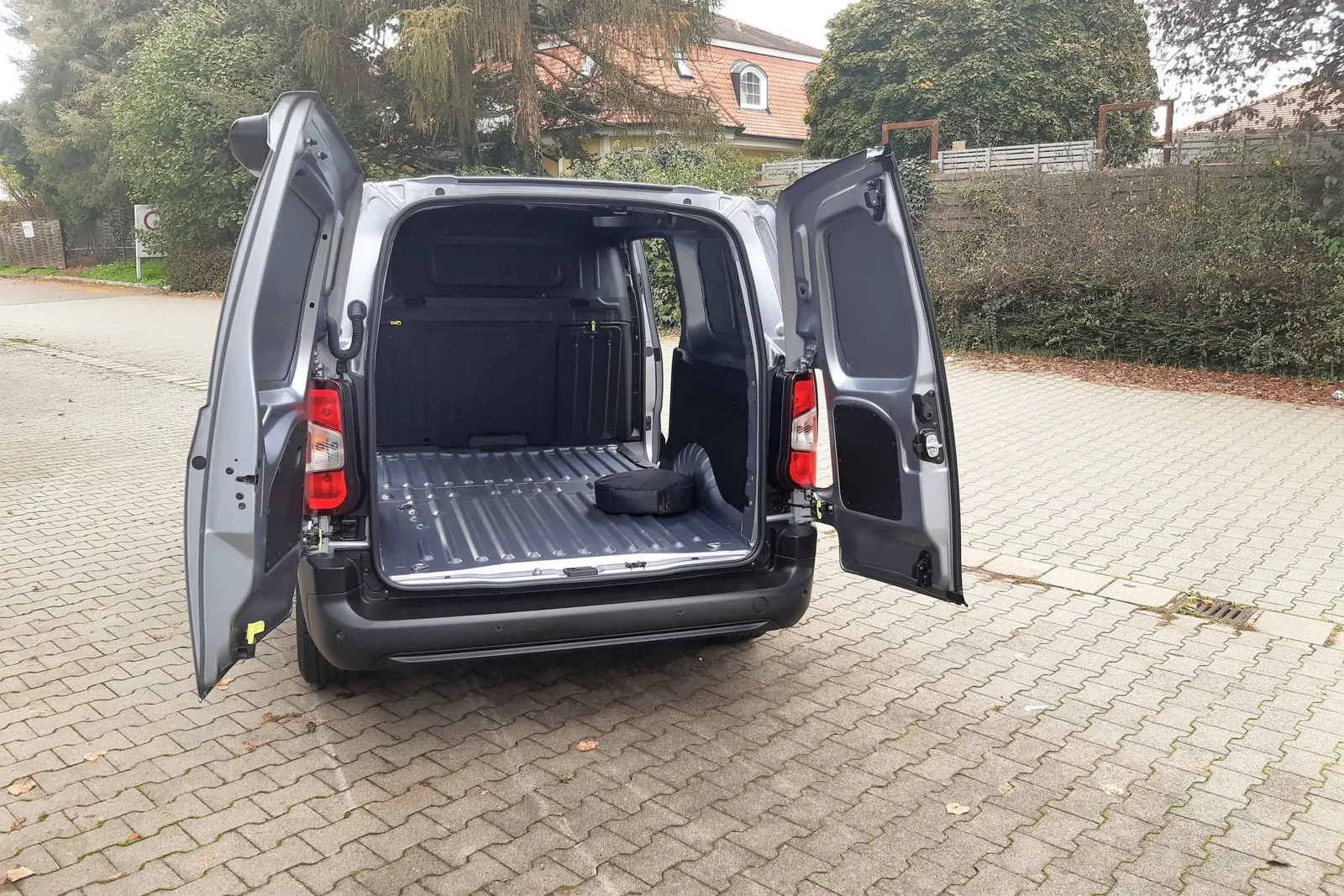 3,3 (L1) bis 4,4 (L2) Kubikmeter Laderaum bei den Elektro- und Verbrenner-Versionen.