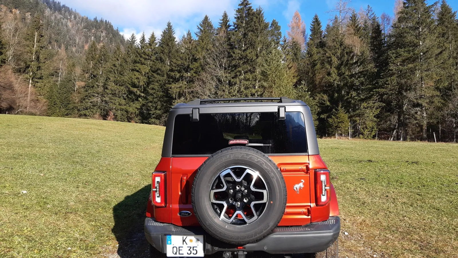 Auch von hinten wirkt der Bronco kantig und robust.