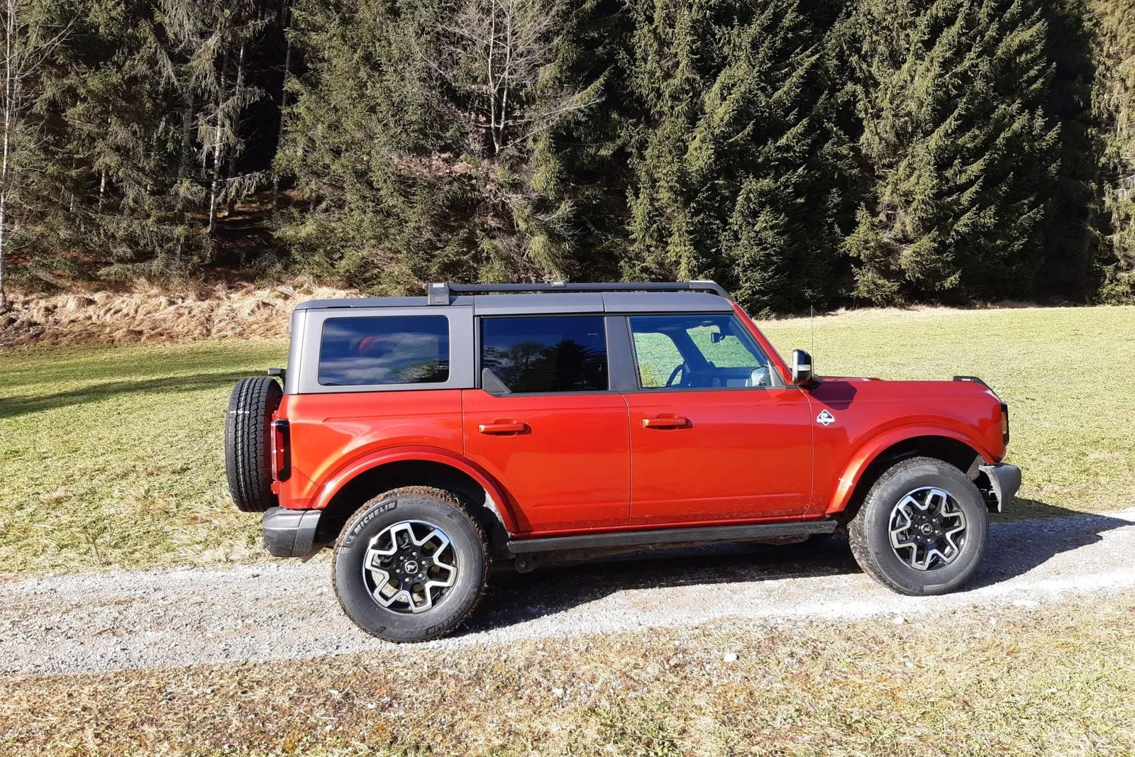 Einzige Motorisierung des Bronco wird nach unbestätigten Angaben ein nicht elektrifizierter 2,7-Liter-V6-Benziner mit 335 PS.