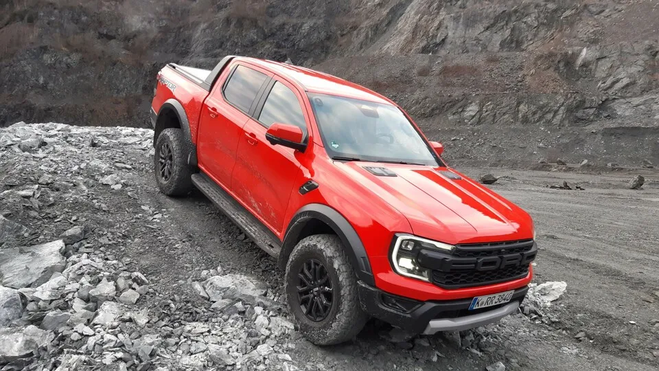 Ford Ranger Raptor: Von den zivileren Varianten unterscheidet sich das Spitzenmodell der Palette durch die muskulösere Motorhaube, hochgezogene Auspuffendrohre und graue Akzente.