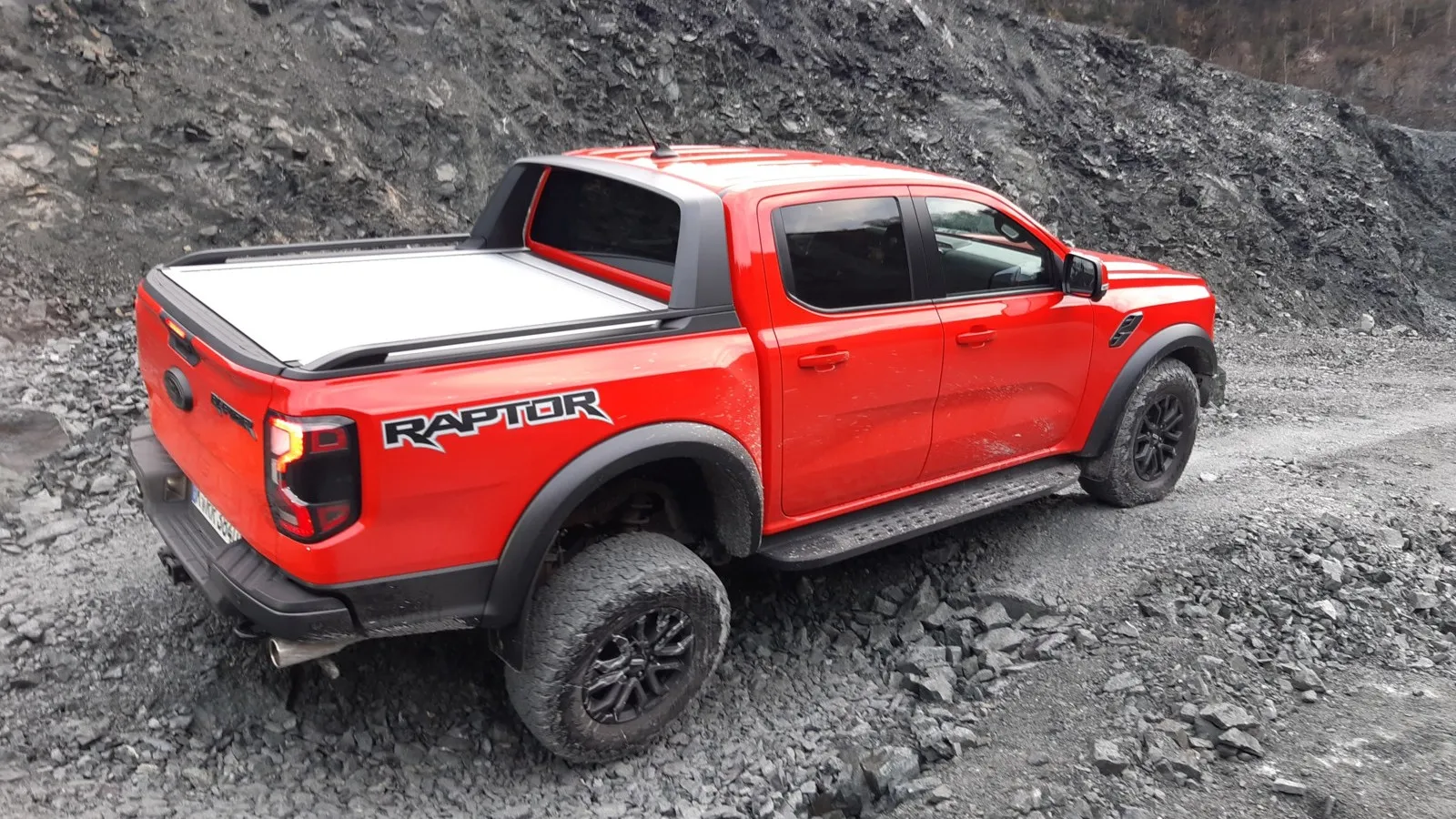 Permanenter Allradantrieb, Differenziale an Vorder- und Hinterachse sowie sieben Fahrmodi werden im Ford Ranger Raptor geboten.