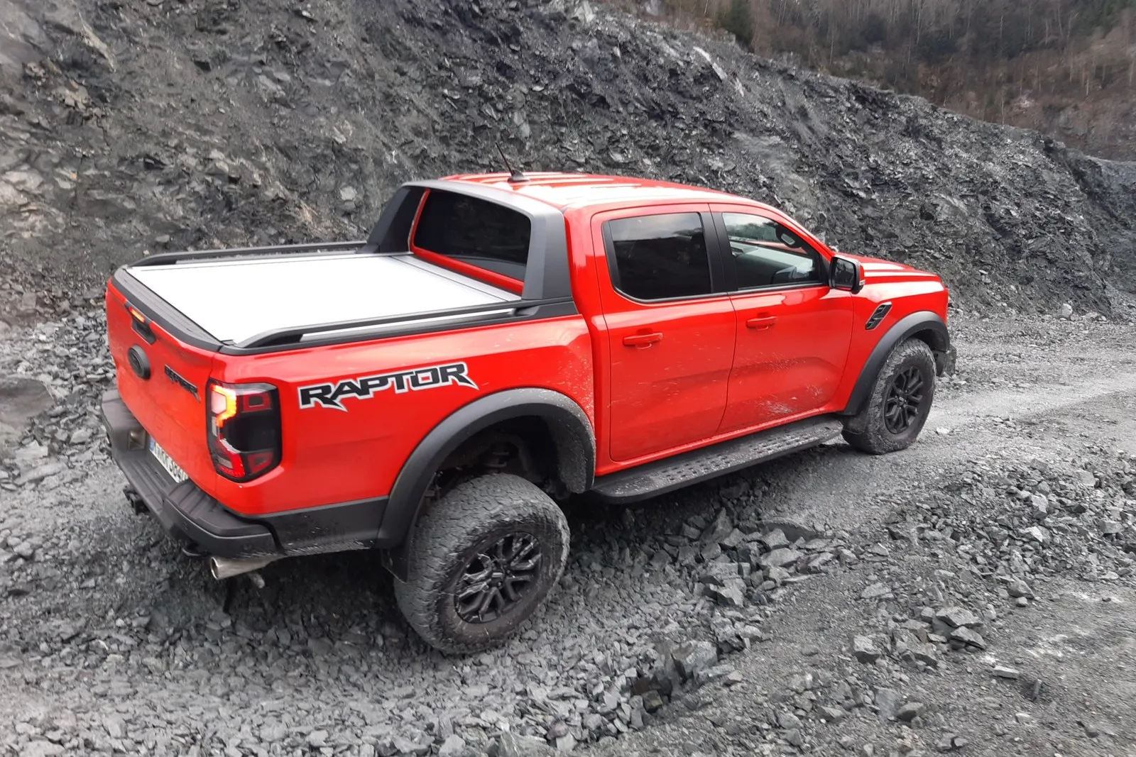 Permanenter Allradantrieb, Differenziale an Vorder- und Hinterachse sowie sieben Fahrmodi werden im Ford Ranger Raptor geboten.