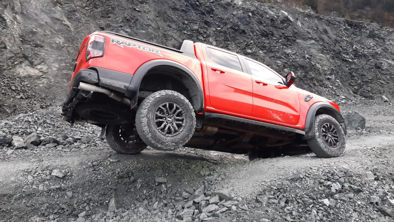Der Hochleistungs-Pick-up meistert auch schwierige Offroad-Passagen.