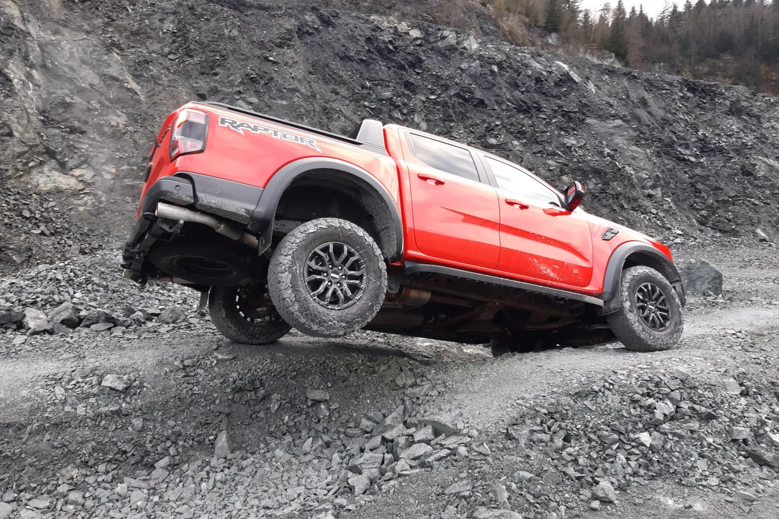 Der Hochleistungs-Pick-up meistert auch schwierige Offroad-Passagen.