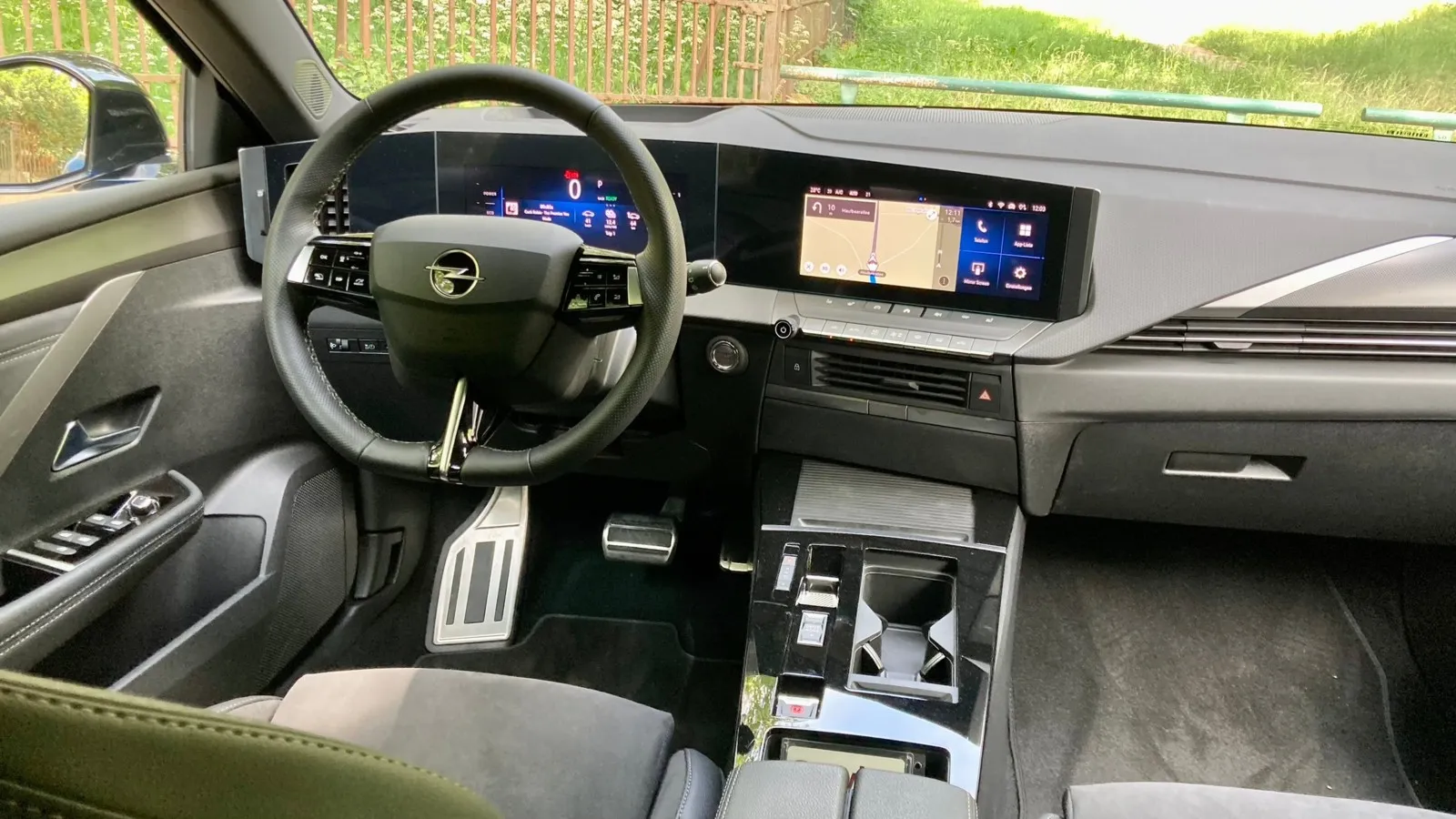 Zwei 10-Zoll-Displays sind auch im Astra Electric Serie.