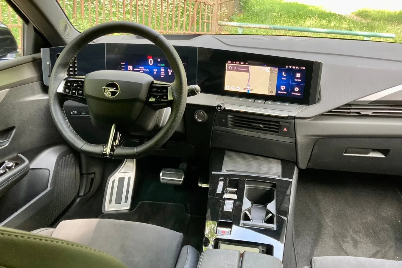 Zwei 10-Zoll-Displays sind auch im Astra Electric Serie.