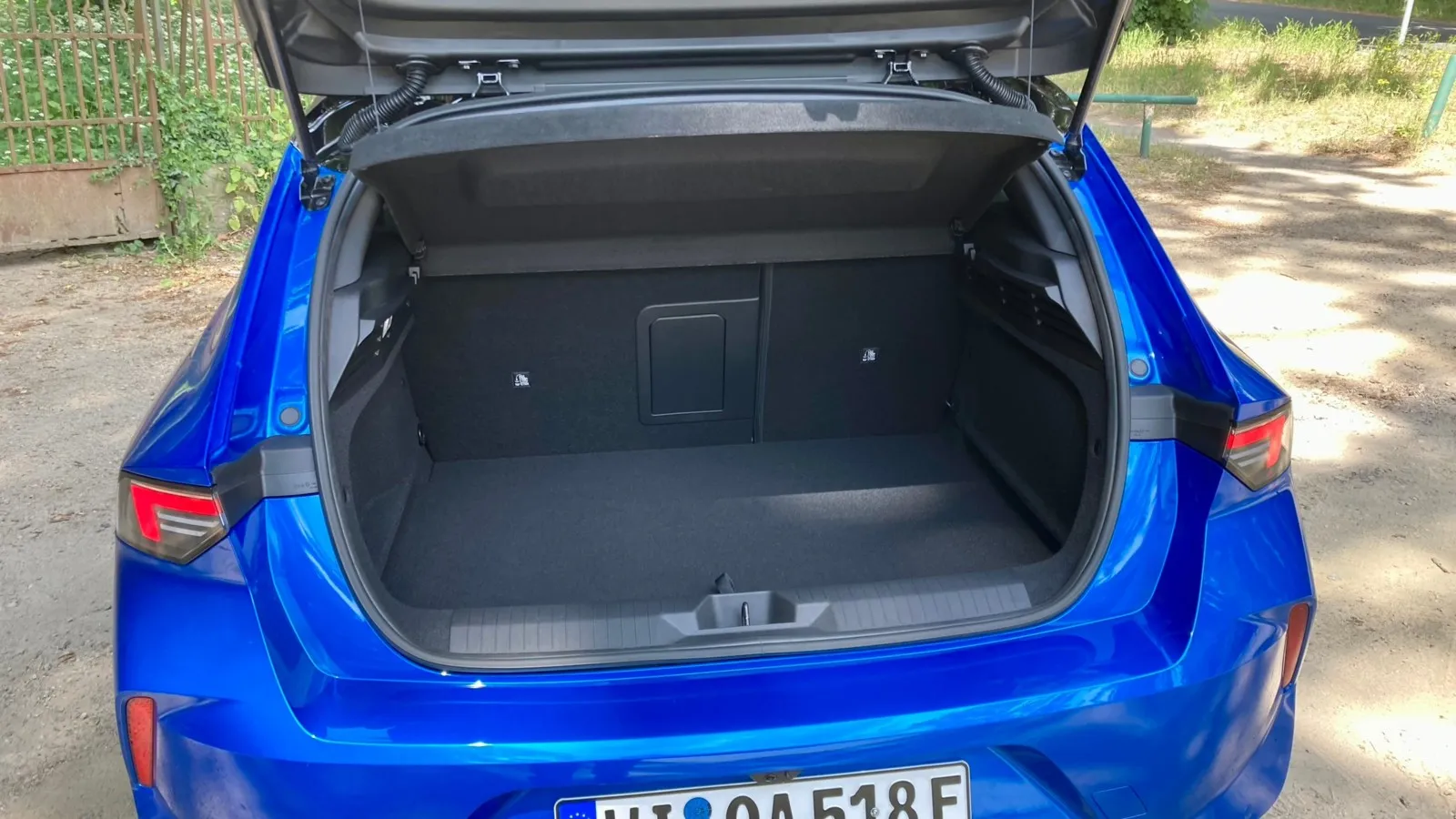 Mit 352 bis 1.268 Litern Fassungsvermögen liegt das Kofferraumvolumen des Astra Electric exakt auf dem Niveau der Plug-in-Hybride.