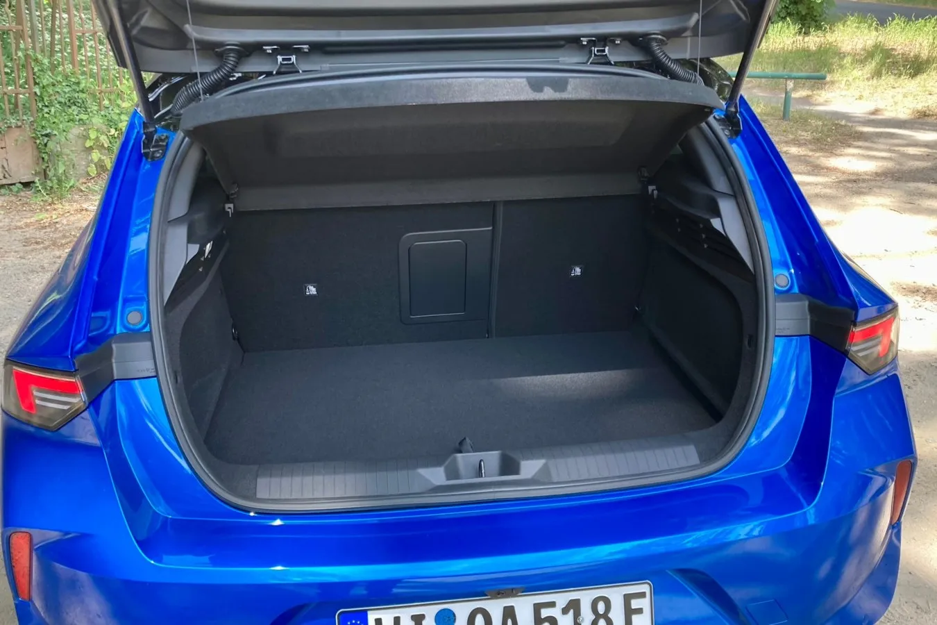 Mit 352 bis 1.268 Litern Fassungsvermögen liegt das Kofferraumvolumen des Astra Electric exakt auf dem Niveau der Plug-in-Hybride.